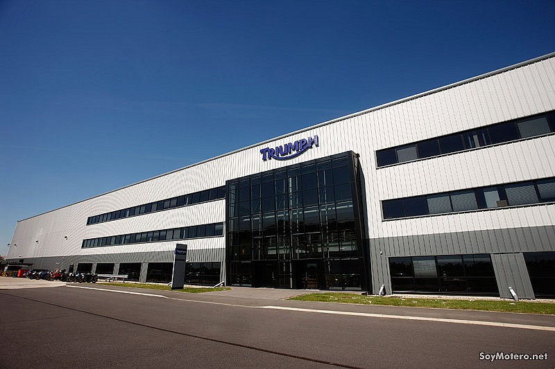 Visita a la fábrica de Triumph: Entrada principal fábrica dos