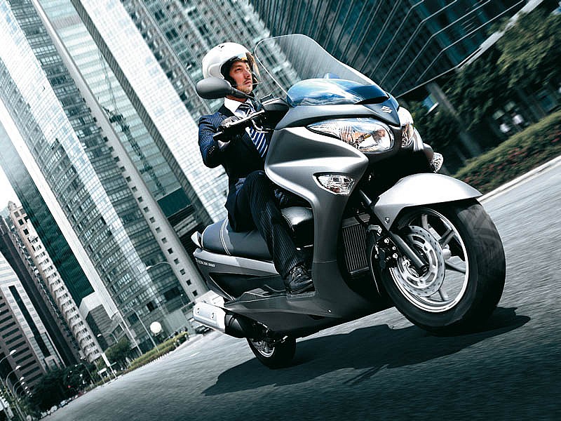 Protección, comodidad, capacidad de carga, bajo consumo y buen rendimiento, todo en el Suzuki Burgman 200
