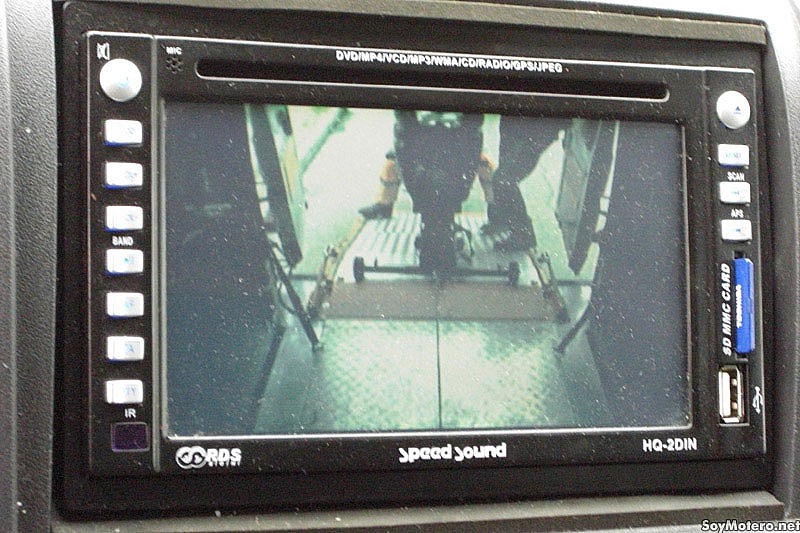 pantalla en la cabina de la grúa de motos Mapfre para observar la moto