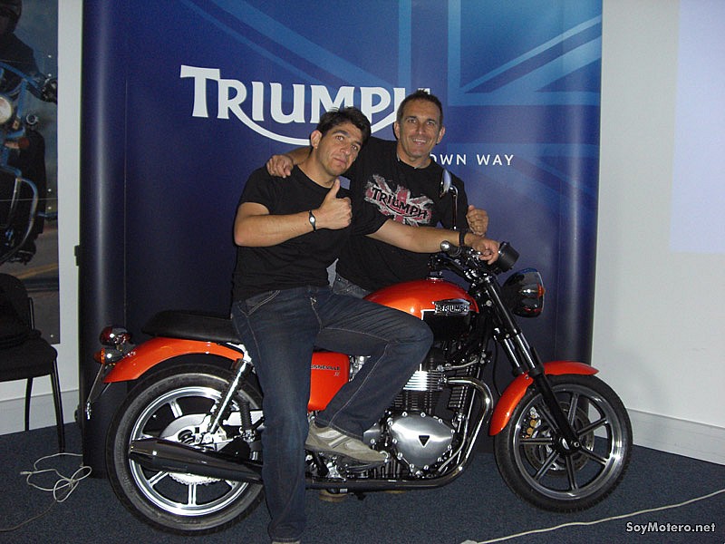 Visita a la fábrica de Triumph: Aquí con mi compañero Navarrete