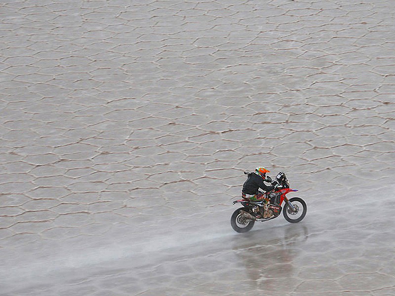 Laia Sanz en la etapa más difícil del Dakar 2015, la del Salar de Uyuni.