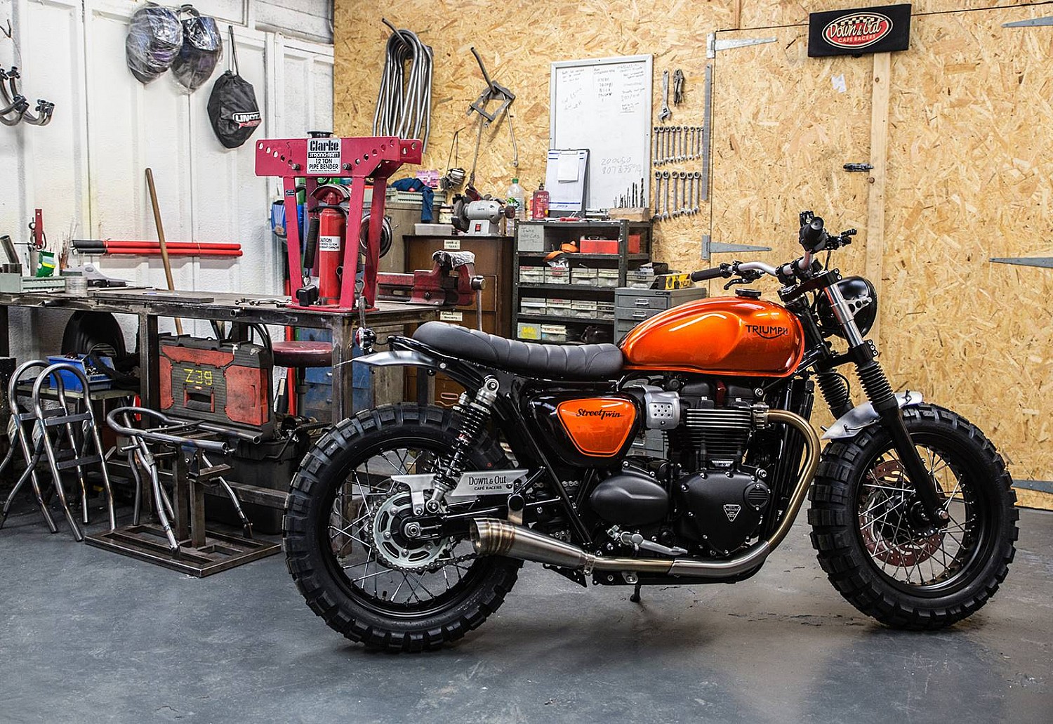 Triumph Street Twin por Down and Out Cafe Racers
