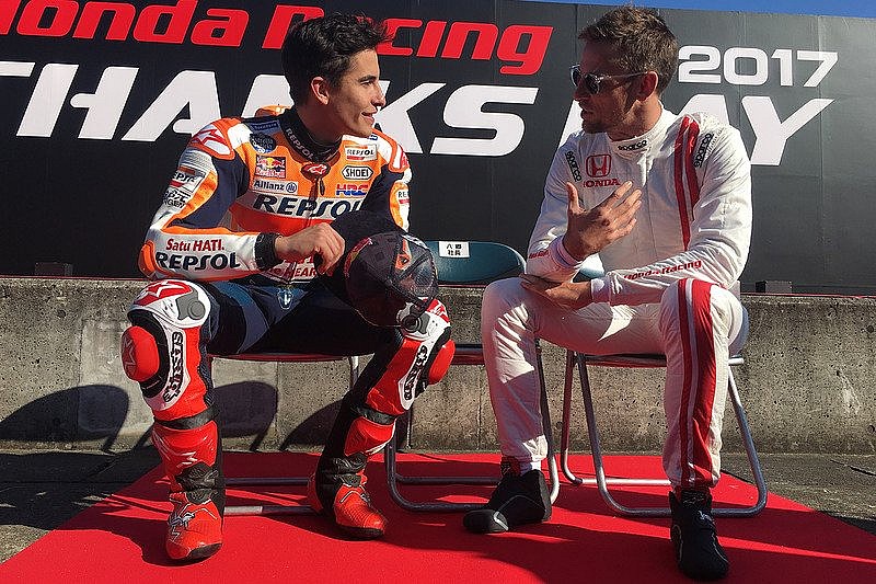 Márquez y Button intercambiando opiniones durante el Honda Thnaks Day