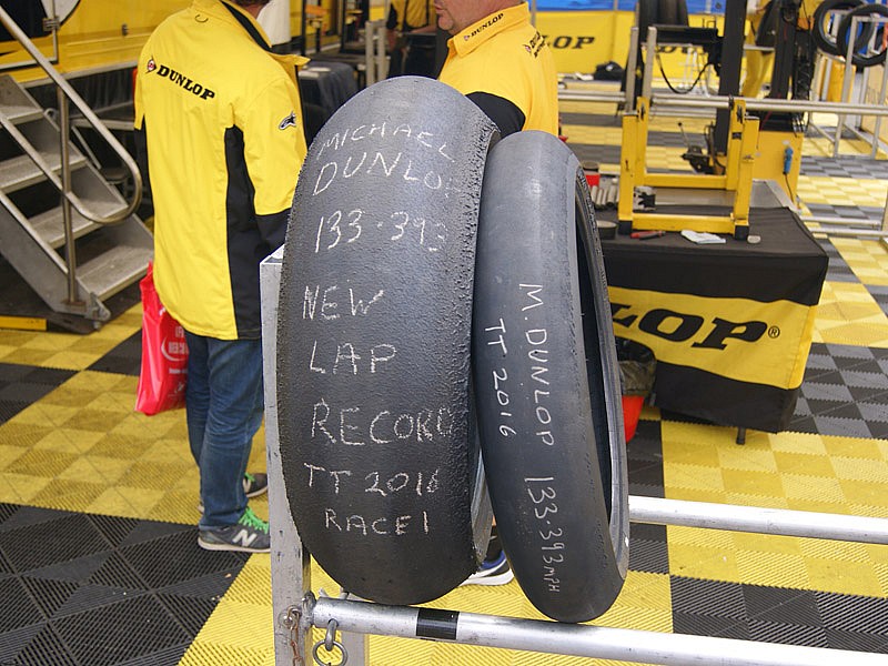 Neumáticos usados por Michel Dunlop para batir el récord de la Isla de Man en la primera carrera