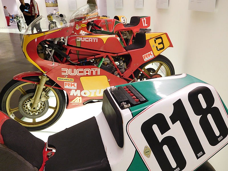 Ducati TT2 roja-amarillo y TT1 tricolore en el Museo Ducati
