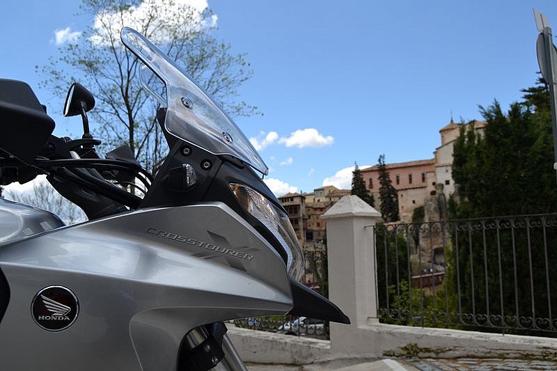 Prueba en ruta Honda Crosstourer: a través del casco antiguo de Cuenca se entrará en el Parador