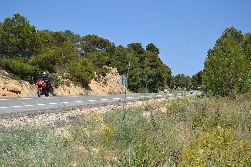 Ruta Triumph Tiger 1050: la carretera se retuerce al salir de Teruel