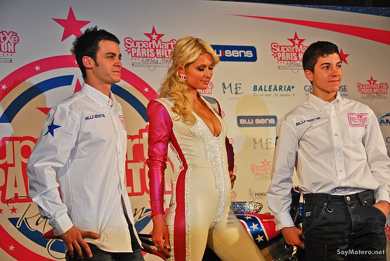 Paris Hilton con Sergio Gadea y Maverick Viñales