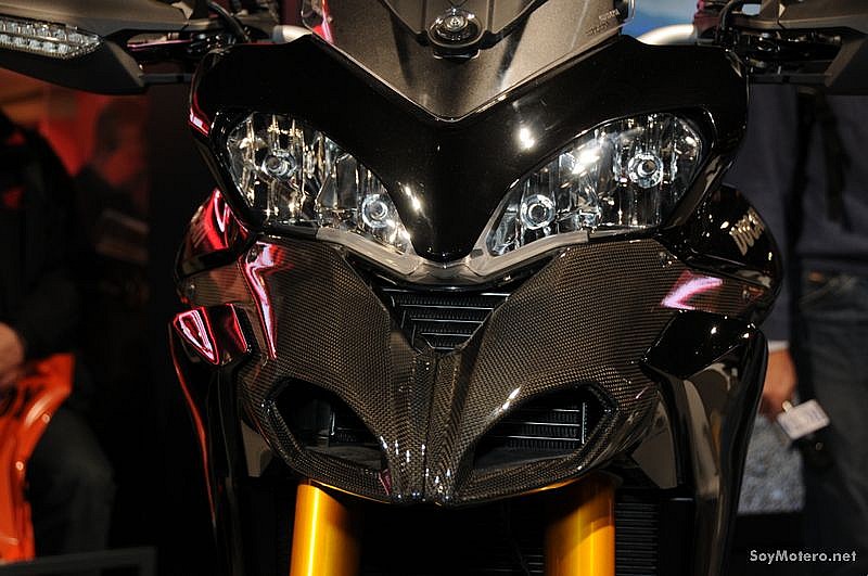 Nueva Ducati Multistrada 1200s Sport 2010 - Detalle del frontal en carbono