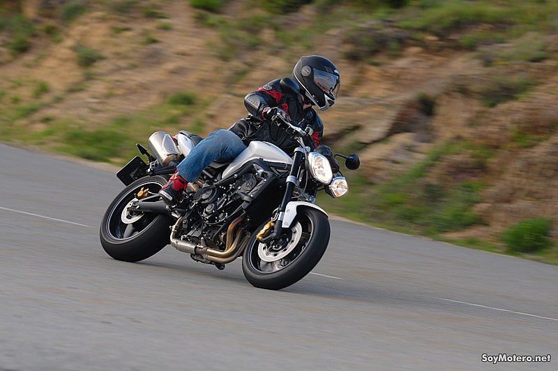 Comparativa Ducati Monster 796 vs Triumph Street Triple R: la inglesa con altas dosis de adaptación