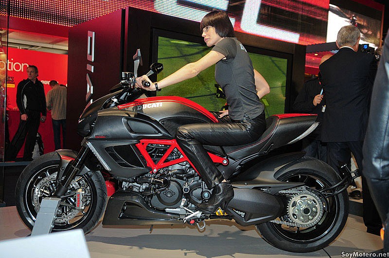 EICMA 2010 - Ducati Diavel Carbon vista laterla izquierda