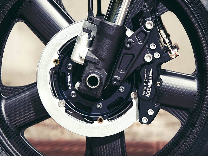 Pinzas de freno Beringer, horquilla invertida y llantas de carbono para la Ducati Scrambler Hero1