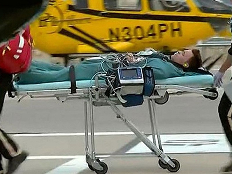 Efrén Vázquez siendo trasladado al hospital de Austin