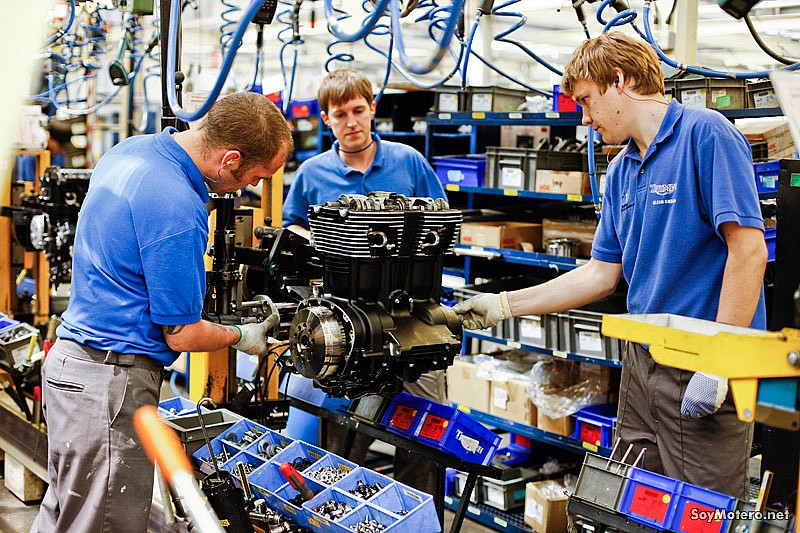 Visita a la fábrica de Triumph: La cadena de montaje de los motores