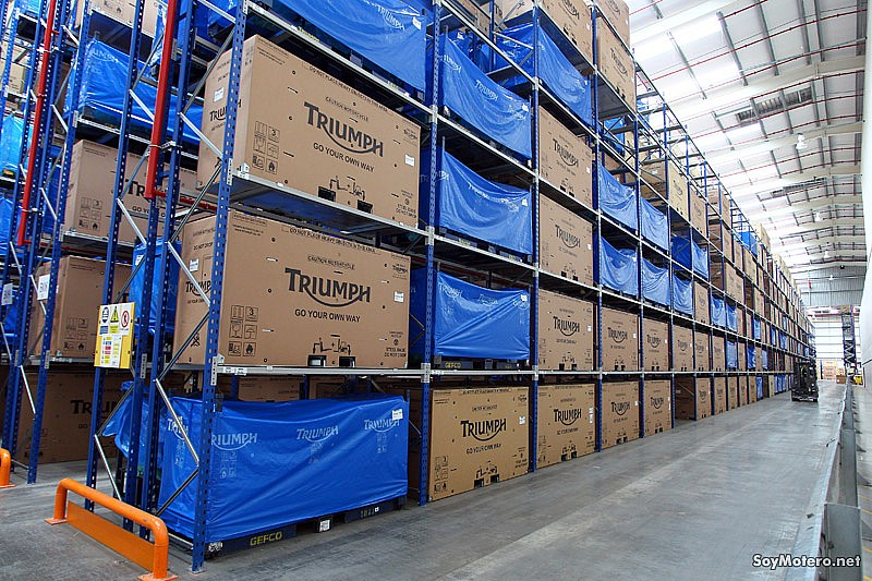 Visita a la fábrica de Triumph: Almacenaje de las motos para su distribución mundial