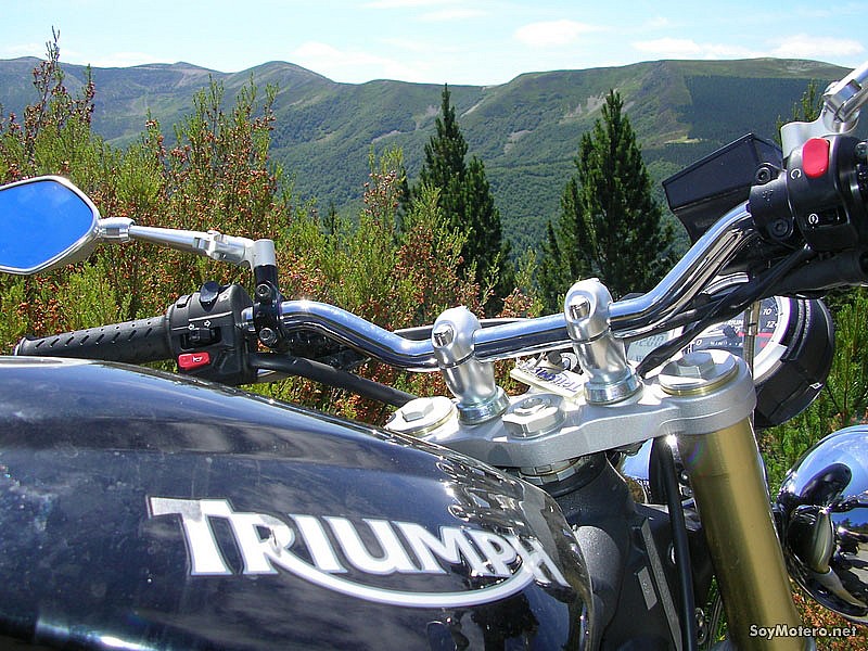 Ruta por la Sierra de la Demanda - sobre una Triumph