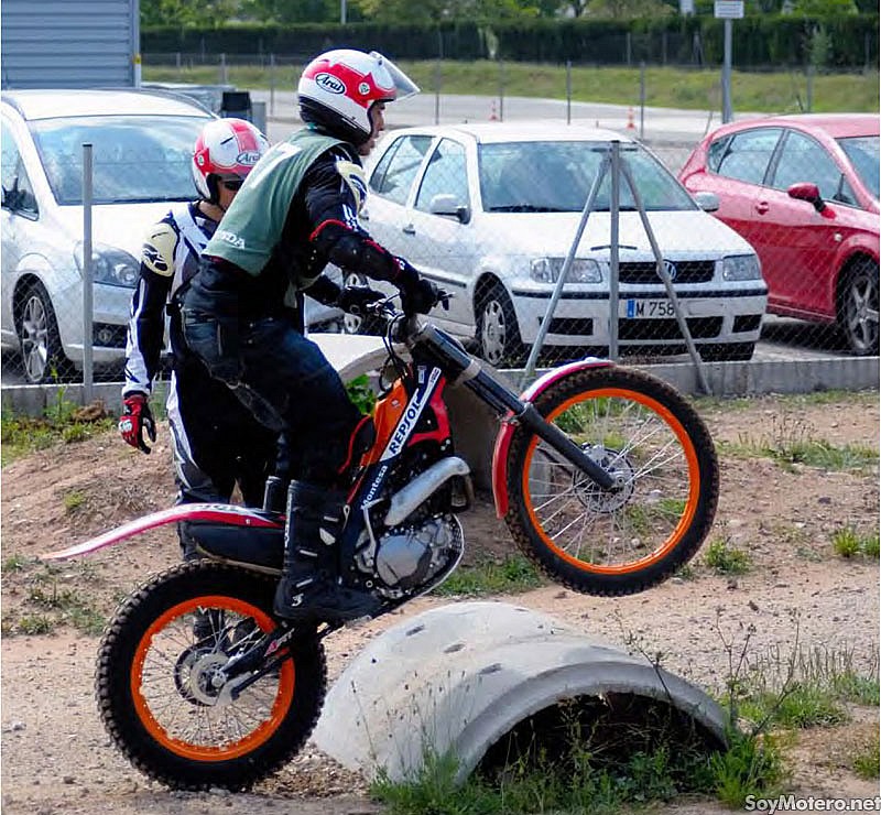 Práctica de control de embrague y frenado con motos de trial Honda en las instalaciones del HIS