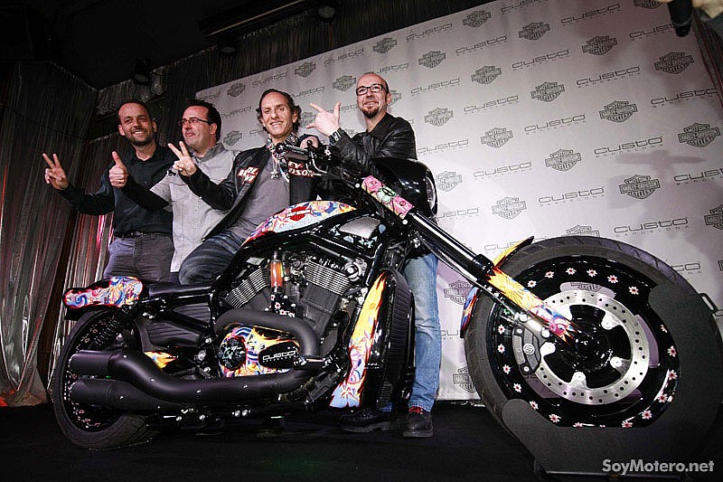 Oriol Bota, Josep Grañó, Custo Dalmau y Ferry Clot con la Harley Custo
