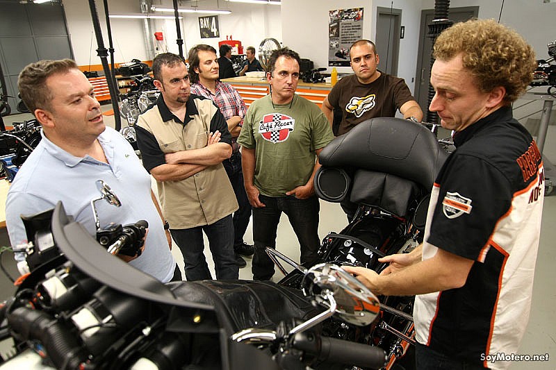 Harley-Davidson University Sant Cugat del Vallès, Luis Ramos explica a la prensa sobre mecánica