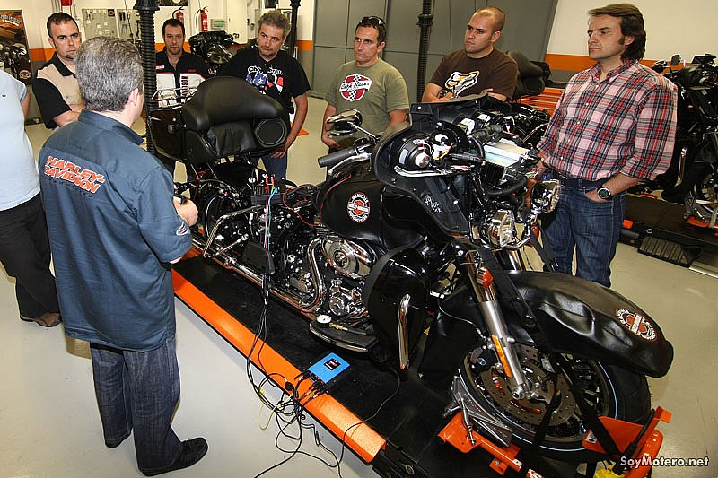 Harley-Davidson University Sant Cugat del Vallès, mirando la parte eléctrica con el tester