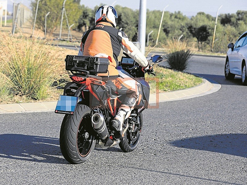 KTM 1290 Super Duke GT 2019 - trasera