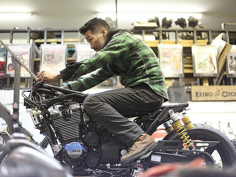 Keino prueba distintas posturas en la XJR 1300
