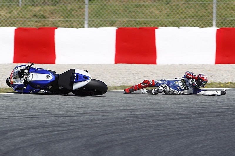 Jorge Lorenzo se caía en los primeros entrenamientos del sábado del GP de Catalunya.