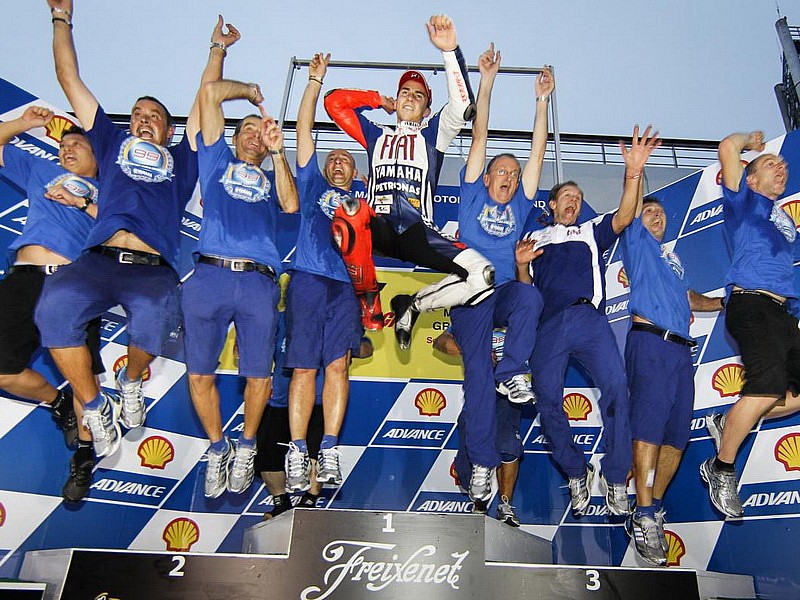 Lorenzo celebra el título de 2010 con su equipo