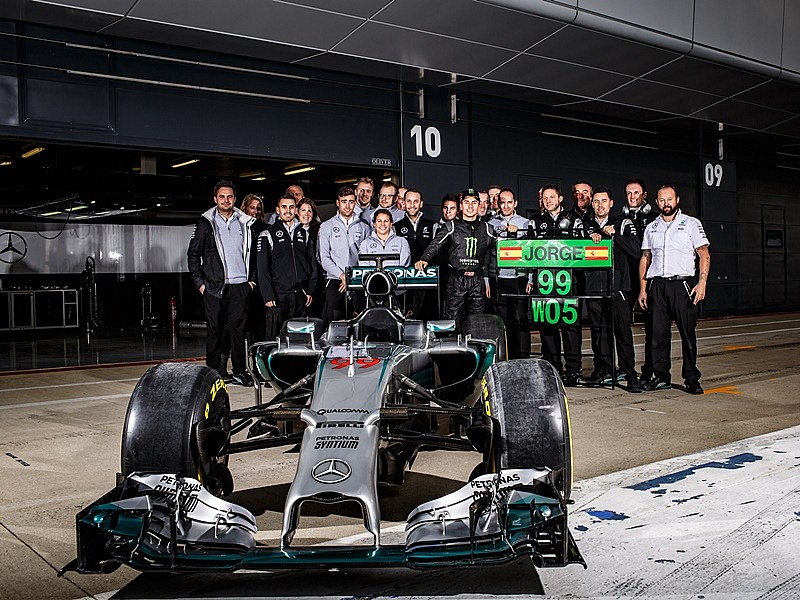 Lorenzo posa con el equipo Mercedes de F1