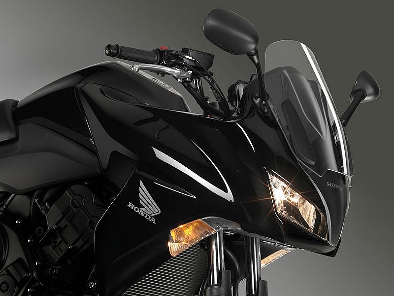 Nueva Honda CBF 1000 2010 - luces de la CBF1000 enfatiza su imagen deportiva y proporciona una excelente visibilidad