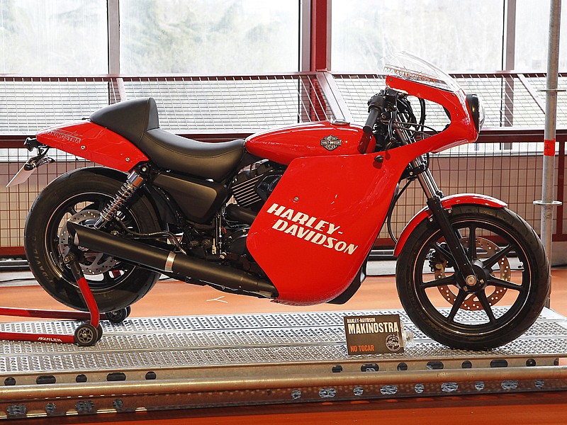 Makinostra ha realizado esta preparación sobre la Street 750 que vimos en el stand de Harley-Davidson.