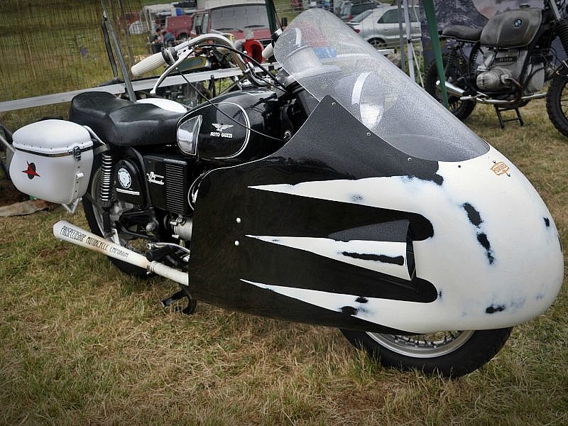 Peculiar moto Guzzi en el festival Motorbeach 2015.
