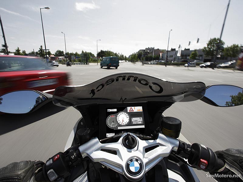 BMW Motorrad ConnectedRide - comunicación entre vehículos, aviso de vehículo de emergencia