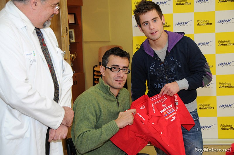 Álvaro Bautista regaló camisas firmadas Aspar Team en el Hospital Parapléjicos de Toledo