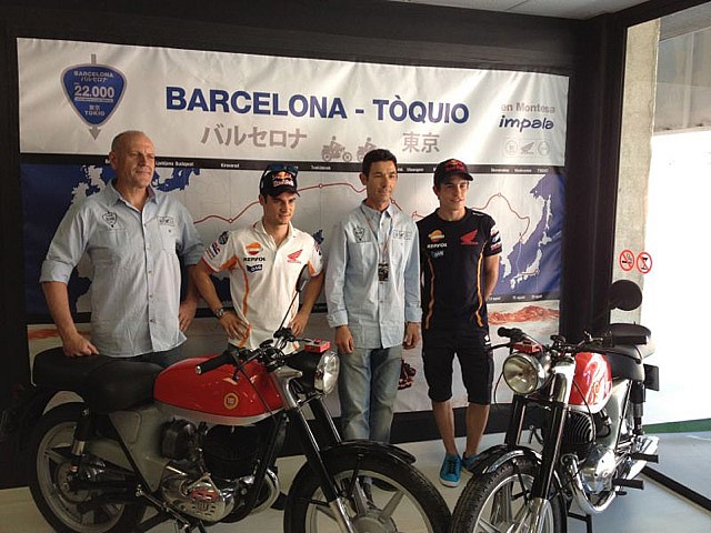 Dani Pedrosa y Marc Márquez junto a Eduardo Cots y Carlos Humet, antes de iniciar la expedición Barcelona-Tokio en Impala 2013