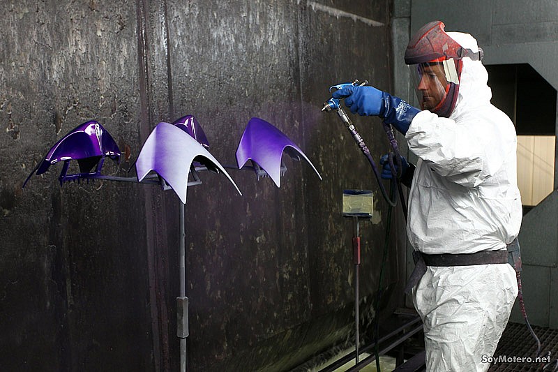 Visita a la fábrica de Triumph: La cadena de pintura implica aplicar varias capas