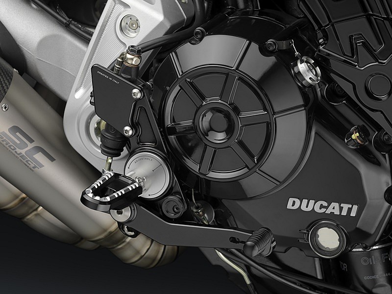 Ducati XDiavel S por Rizoma, estriberas