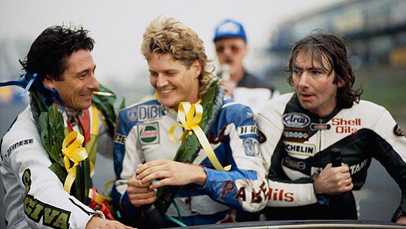 Marco Lucchinelli, Fred Merkel y Joey Dunlop en el podio de la primera carrera de la historia del mundial de Superbikes (1988)