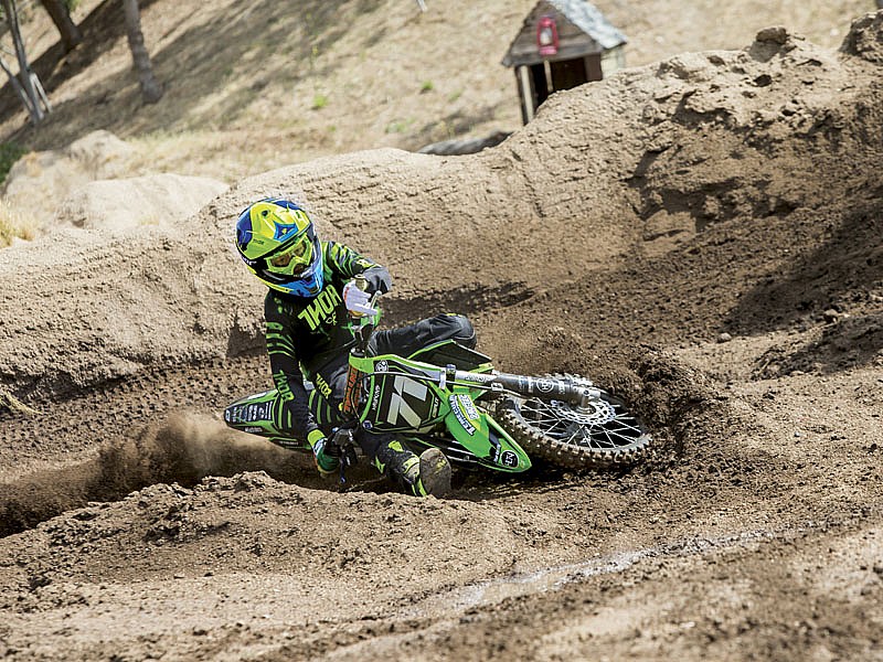 En acción con la equipación THOR MX Pulse TYDY verde 2017 para niño