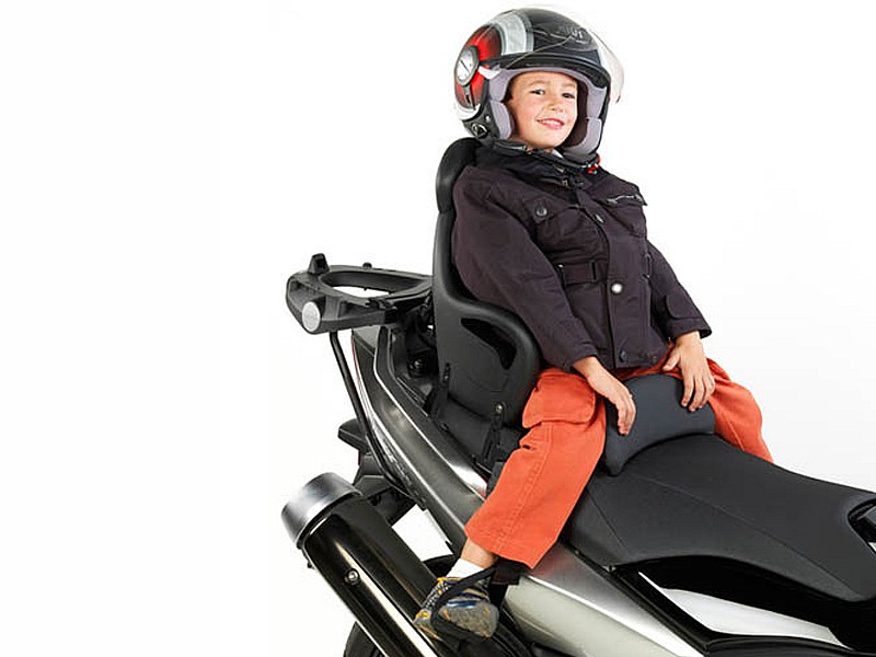 Givi ofrece una silla especial para que  los más pequeños vayan en moto.