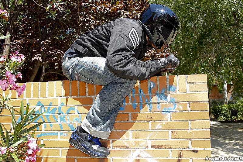 Motero como loco por alquilar una moto deportiva en circuito