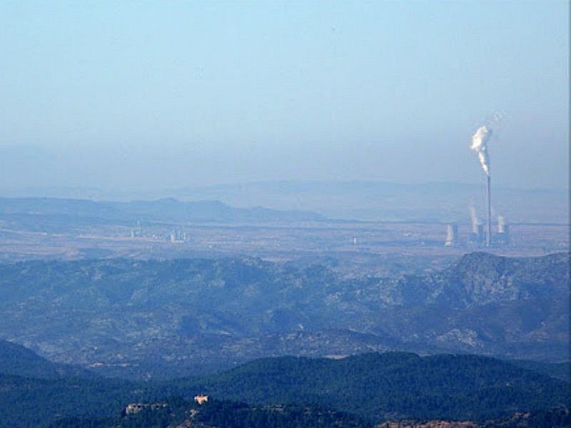 La central térmica de Andorra en una lejana vista.