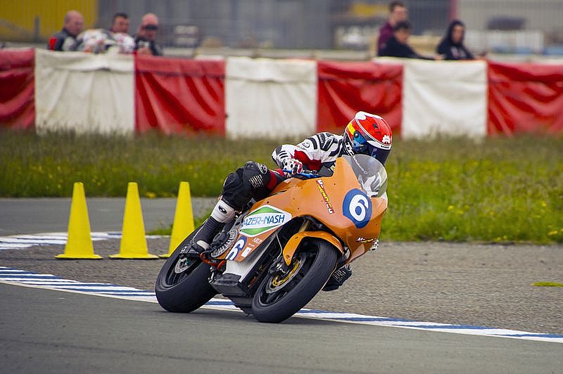 Antonio Maeso pilotando una moto eléctrica en el circuito de Jurby de la Isla de Man