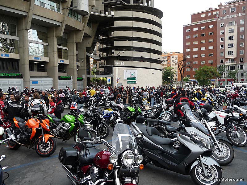Motos en el parking del Estadio Santiago Bernabeu