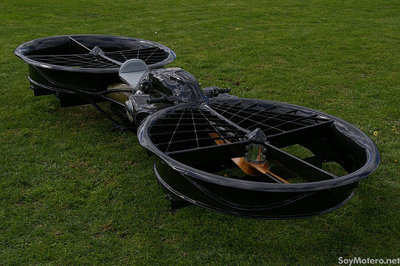 La moto voladora Hoverbike sustituye los neumáticos de competición por dos potentes helices reactoras