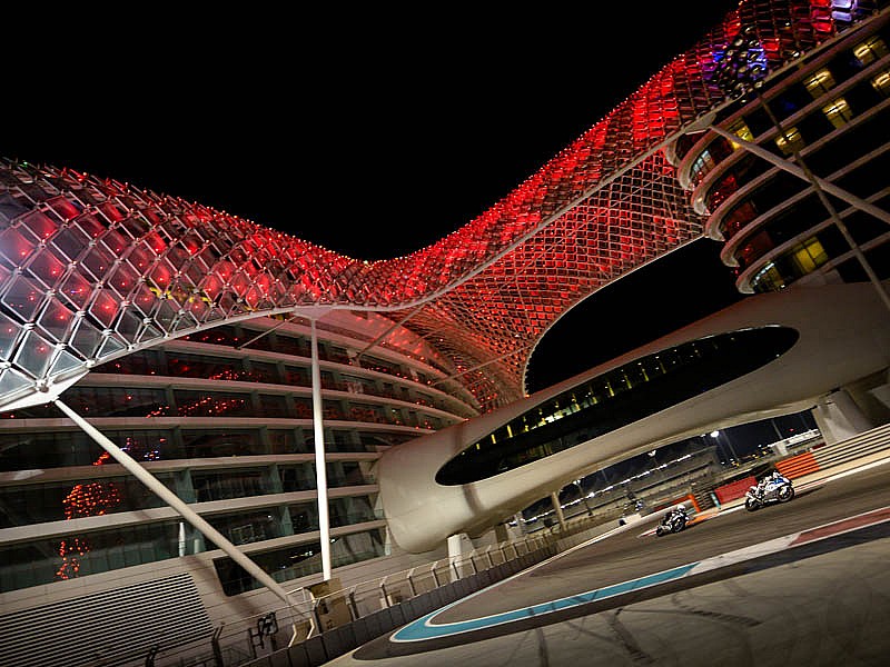 El Circuito de Yas Marina está enclavado en una instalación espectacular, con hotel incluído