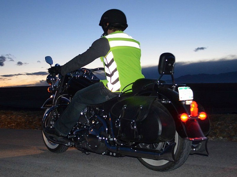 Es obligatorio el chaleco reflectante en la moto en España?