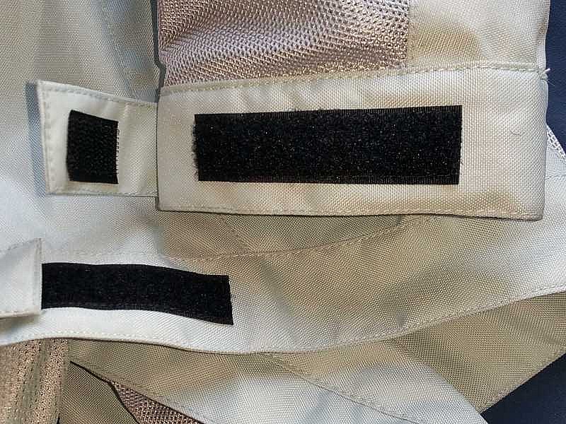 Velcros de ajuste de cintura/muñeca en la chaqueta Hevik Paride