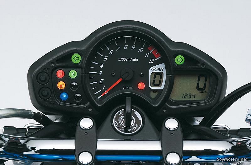 Cuadro analogico y digital de la Suzuki Gladius con indicador de marcha engranada