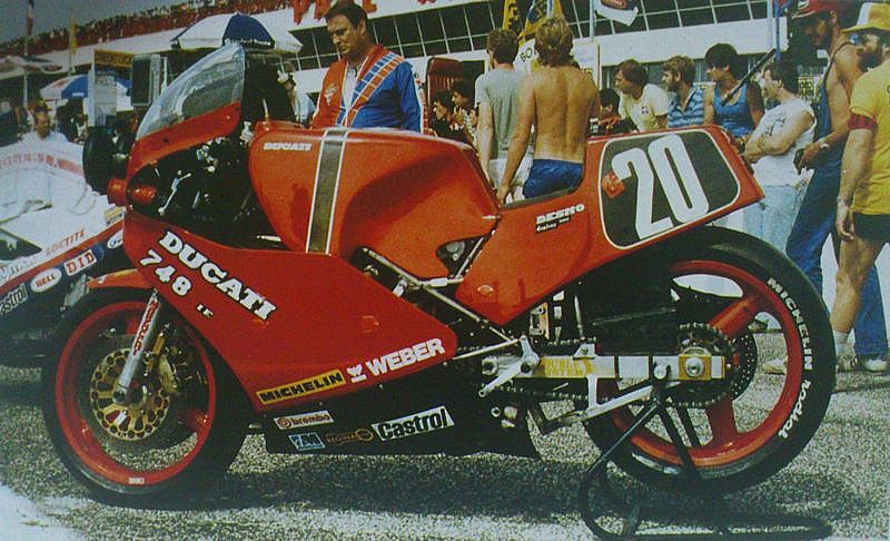 La primera Ducati con culatas de 4 válvulas, agua e inyección fue la 748 de 1986